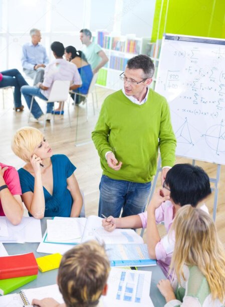 La formatrice animant un atelier avec des adultes